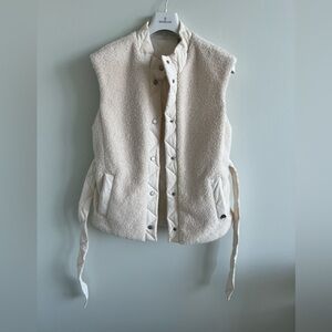 Moose  Knuckles down two side vest